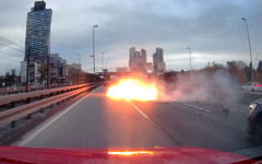 Makas atan maganda son hızla bariyerlere çakıldı, otomobil bomba gibi patladı