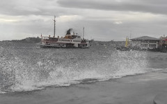 Sakın dışarı çıkmayın: İstanbul’da lodos ulaşımı felç etti, vapur seferleri iptal