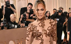 Ödüller değil elbisesi konuşuldu: Jennifer Lopez Altın Küre’de olay yarattı