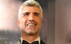 Özcan Deniz sakallarını kesti: Yeni imajıyla sahneye çıktı