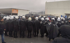 Migros işçilerinin yağmur altında tente kurması yasaya aykırı denilerek engellendi