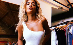 Rita Ora’dan cesur paylaşım! Üstsüz pozlarıyla takipçilerini büyüledi