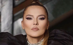 Demet Akalın yeni şarkı öncesi saçlarını sarıya boyattı