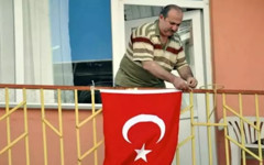 Balkonundaki dev Türk bayrağına bir de İspanya bayrağı eklendi