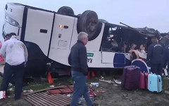 Bayram sabahı facia: Yolcu otobüsü devrildi, ölü ve yaralılar var