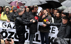 Tutuklu meslektaşları için Kadıköy’de toplanan gazetecilere polis engeli