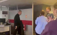 Sözcü'den istifa eden gazeteci Yılmaz Özdil alkışlarla uğurlandı