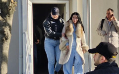 Uyuşturucu iddiasıyla gözaltına alınan ünlüler adliyeye çıkarılırken böyle görüntülendiler