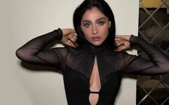 Cemre Baysel'in mini elbiseli pozları olay oldu