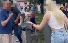 Genç kadının kıyafetine laf eden yaşlı adama tepki yağdı