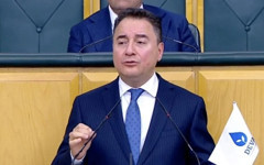 Ali Babacan az kalsın... Pazarcının ağzındaki dişleri anlatırken dili sürçtü