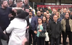 CHP Genel Merkezi önünde Özelci ve Kılıçdaroğlucu gruplar arasında arbede çıktı