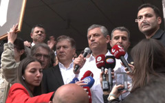 Özgür Özel CHP Genel Merkezi'ni terk etti: Geri gelmek üzere çıkıyoruz