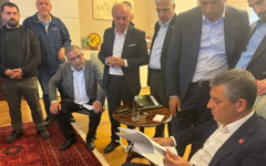 Özgür Özel kendisine uzatılan tebligatı yırttı! Koy bunu gelince görsün…