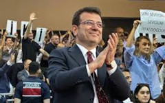 İmamoğlu'na mahkeme salonunda doğum günü sürprizi: Jandarma müdahale etti