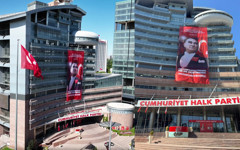 Yeni parti kuracağını açıklayan Özgür Özel'e CHP Genel Merkezinden pankartlı yanıt
