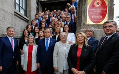 Özgür Özel'in Yeni Parti'sinin programı ve tüzüğü yayımlandı