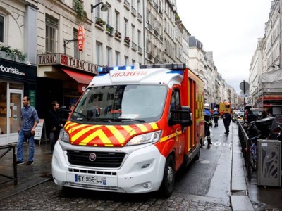 Paris'in Göbeğinde turistlere Tekblrli Saldırı: 1 Kişi Öldü