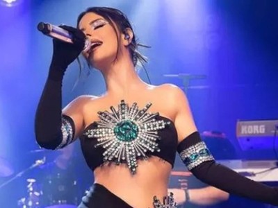 Simge Sağın iddialı bacak dekoltesiyle dikkat çekti