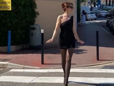 Cannes'a Katılan Oyuncu Süper Minisini Giyip Sokaklarda Boy Gösterdi
