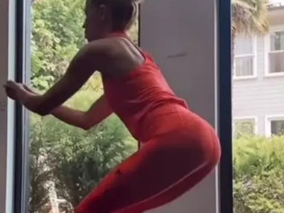 Model ve Sunucu Burcu Esmersoy Fit Fiziğiyle de Dikkat Çekiyor