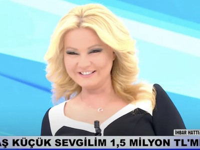 Müge Anlı eşi Şinasi Yüzbaşıoğlu'nda gelen mesajı canlı yayında okudu! Hamam detayı herkesi güldürdü