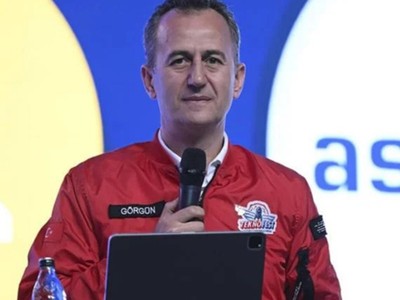 Erdoğan’a şiir yazdı koltuğu kaptı