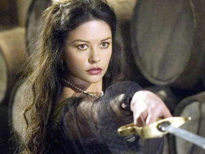 Catherine Zeta Jones iddialı mayosuyla sosyal medyayı salladı