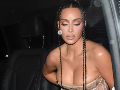 Kim Kardashian Mert Alaş’ın partisinde olay yarattı: Göğüs kemeri her an açılacak gibi
