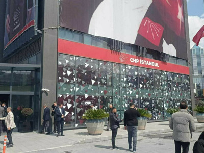 Yazıklar olsun! CHP İstanbul İl Başkanlığı Binasına giren bir grup makam koltuğuna dışkısını yapmış