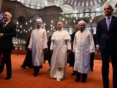 Papa Sultanahmet Camisine girerken ayakkabısını çıkardı