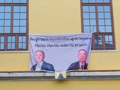 Galatasaray Lisesi’ne Fatih Altaylı ve Remzi Sanver’e destek pankartı asıldı