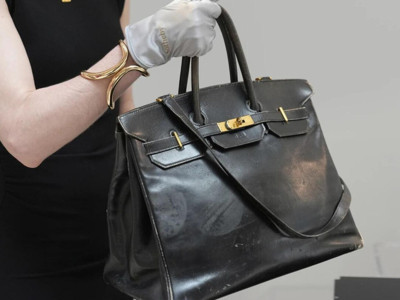 Ünlü şarkıcının çantası 11 dakikada 3 milyon dolara yakın fiyatla alıcı buldu