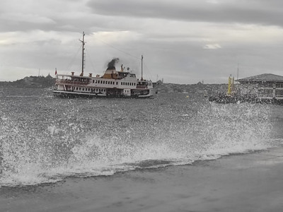 Sakın dışarı çıkmayın: İstanbul’da lodos ulaşımı felç etti, vapur seferleri iptal