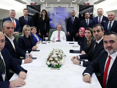 Emin Çölaşan: Erdoğan'ın uçağındaki gazeteciler soru-yanıt rezaletini kamuoyuna açıklasın...