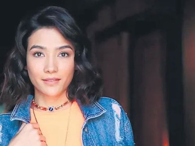 Aybüke Pusat’ın yeni saç stili hayranlarını mest etti