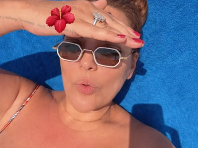 Demet Akalın’ın Dubai tatilinde dev tektaşı olay oldu