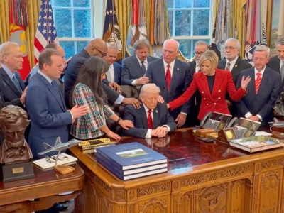 Oval Ofis'te Trump'a papazlardan dua seansı