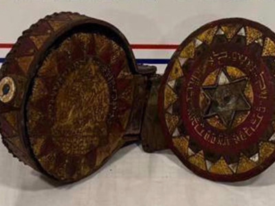 Jandarma ekiplerinin kontrolünde ceylan derisine yazılmış altın işlemeli Tevrat çıktı