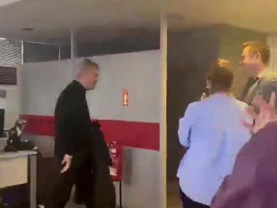 Sözcü'den istifa eden gazeteci Yılmaz Özdil alkışlarla uğurlandı