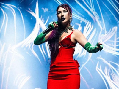 Hande Yener yeni imajıyla sahneye damga vurdu