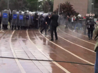 Polisler CHP Genel Merkezine girdi: Demir kapılar kırıldı, biber gazlı müdahale başladı