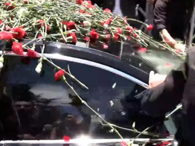 Kemal Kılıçdaroğlu, CHP Genel Merkezi'nde karanfillerle karşılandı