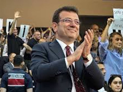 İmamoğlu'na mahkeme salonunda doğum günü sürprizi: Jandarma müdahale etti