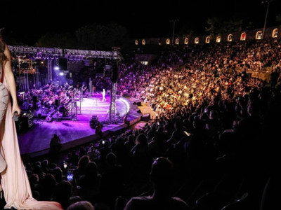 Türk müziğinin güçlü sesi Ebru Yaşar’dan senfonide çifte büyü! Ayvalık'ta unutulmaz konser
