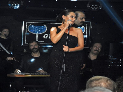 Hülya Avşar iç çamaşırsız transparan kıyafetiyle şok etti