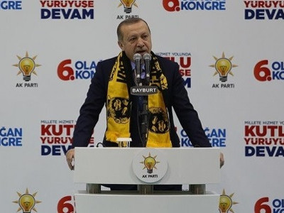 Erdoğan: Gazete köşelerini, televizyonları rehin tutmuş...