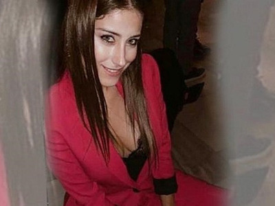 Hazal Kaya derin göğüs dekoltesiyle dikkatleri üzerine çekti