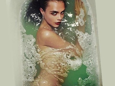 Cara Delevingne soyunup küvete girdi Mert Alaş çekti
