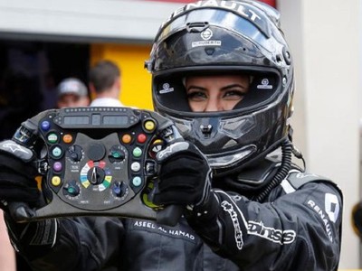 Suudi Arabistan'ın ilk kadın F1 pilotu piste çıktı